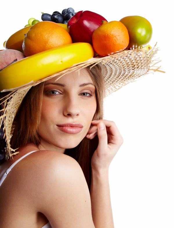 美女帽子上的水果图片
