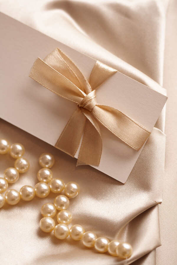 婚礼贺卡与珍珠项链