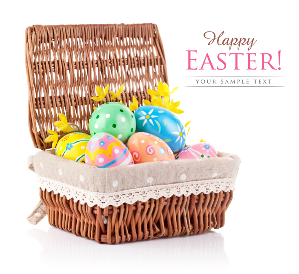 篮子里的复活节彩蛋与黄色小花图片