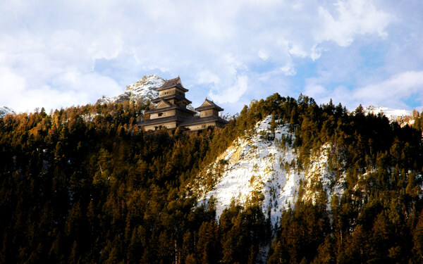 雪山和城堡图片