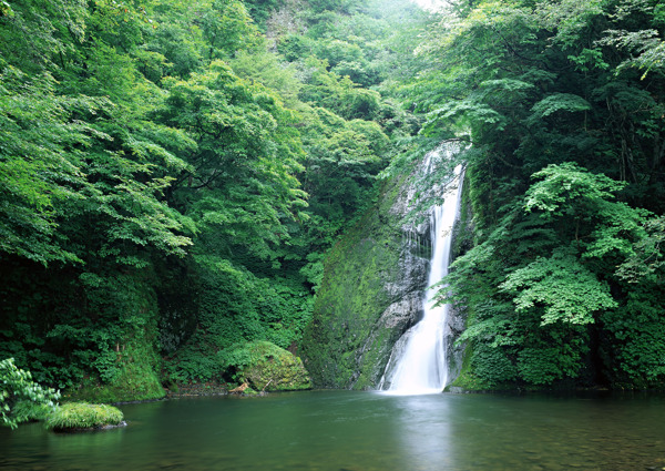 山水瀑布山间的瀑布