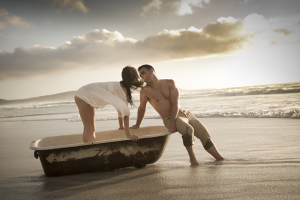 沙滩浴缸亲吻的夫妻图片