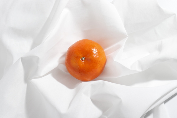 白布上的橘子水果