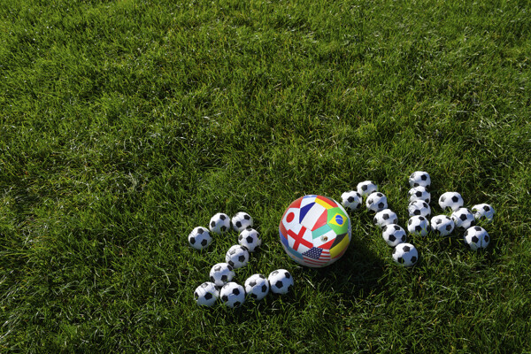 草坪上足球组成的2014图片