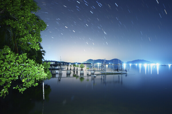 夜晚湖面景色图片