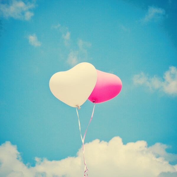 蓝天白云与爱心气球图片