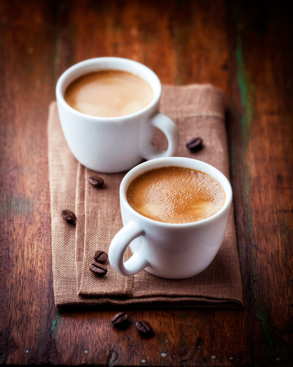桌面上的两杯咖啡图片