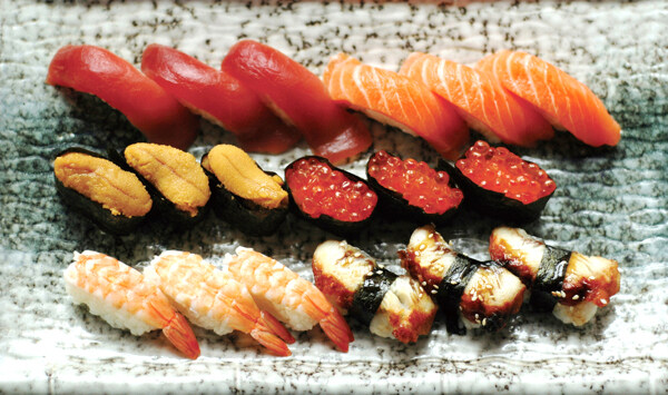 日式料理综合寿司拼盘摄影高清图片素材