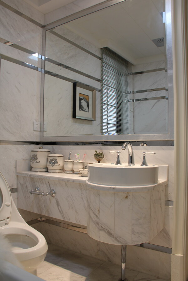 现代简约浴室方形镜子室内装修效果图