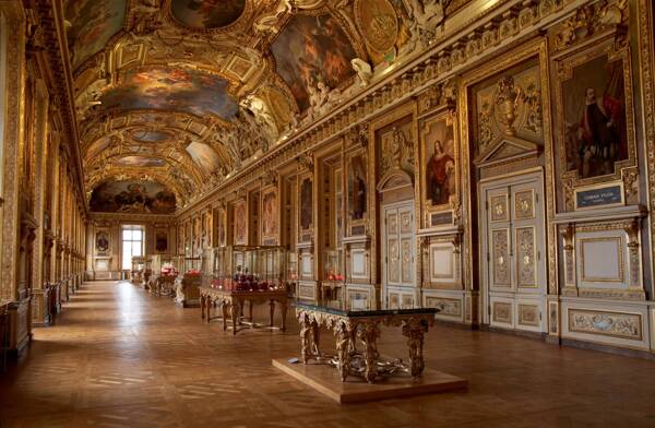 巴黎卢浮宫美术馆大厅图片
