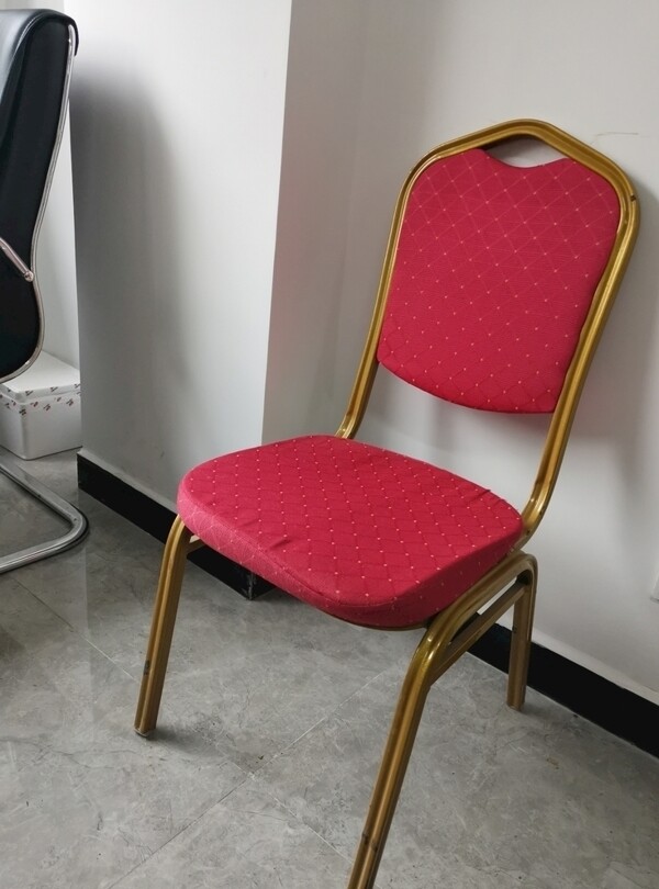 红色高档椅子侧面照
