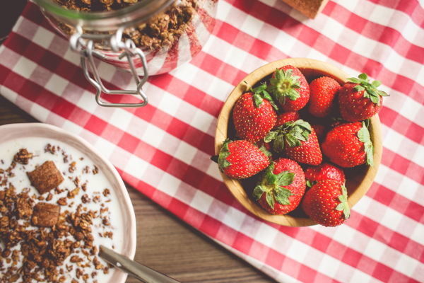 新鲜草莓与早餐图片
