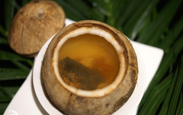 新鲜椰子炖鸡汤