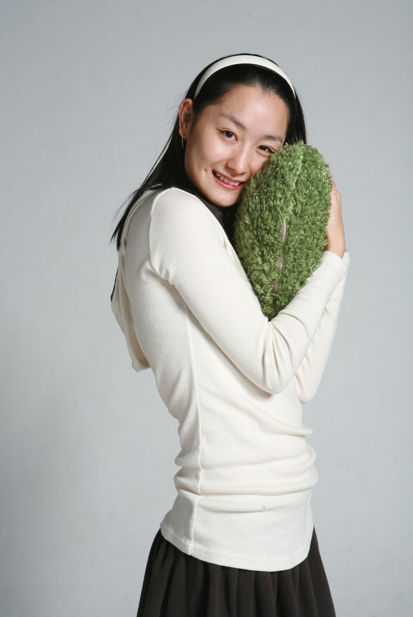抱着爱心枕头的韩国美女图片