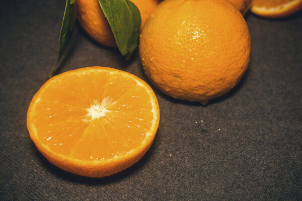 香甜新鲜的橙子摄影图