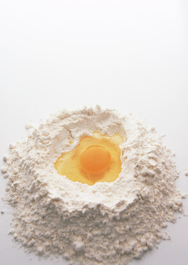鸡蛋黄与面粉图片
