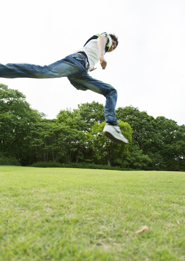 奔跑跳跃的青年男生图片