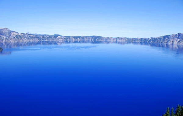 蓝色湖水图片