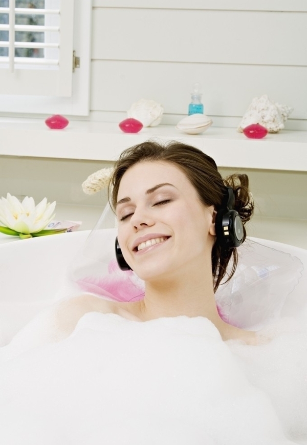 洗澡听音乐的女人图片