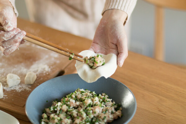 中国传统包饺子