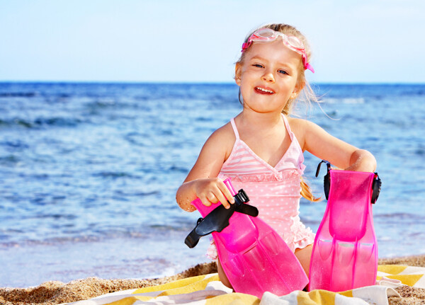 沙滩玩耍的小女孩图片