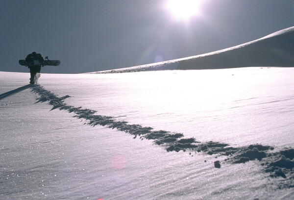 茫茫雪海中滑雪男人PSD素材图片