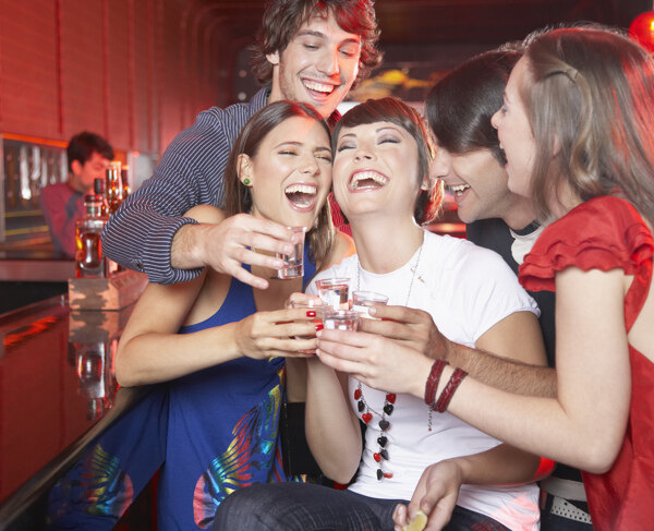 酒吧喝酒的时尚青年图片