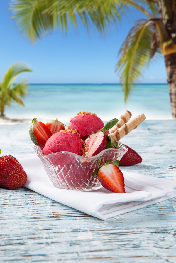 草莓美味冰淇淋图片