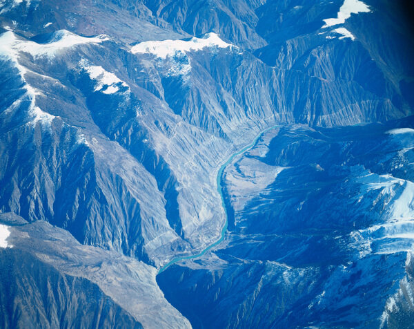 雪山河流景观图片