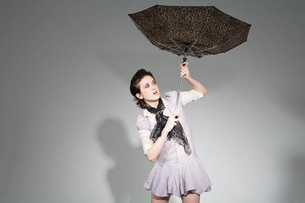 撑着伞的时尚美女图片