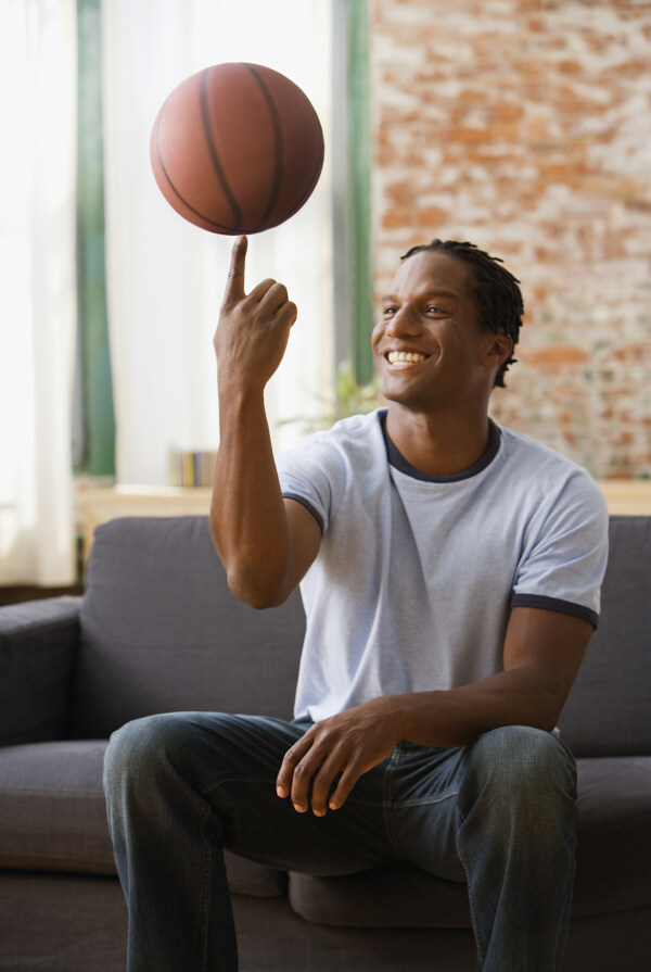 玩篮球的男人图片
