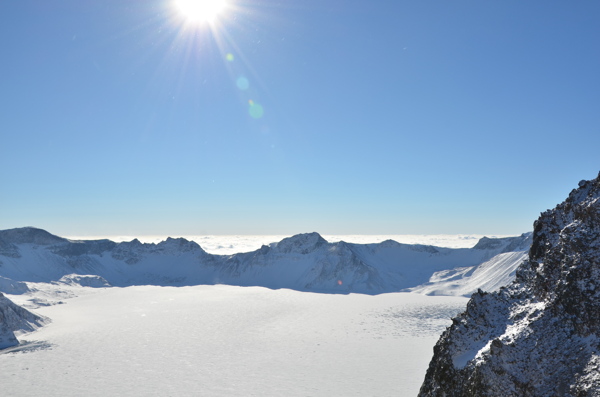 太阳下的天山雪景