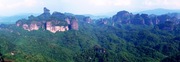 丹霞山东部群峰