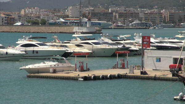 船停靠在西班牙的2股票视频港集团