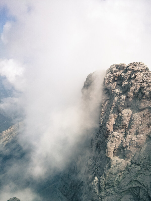 山脉云雾风景图片