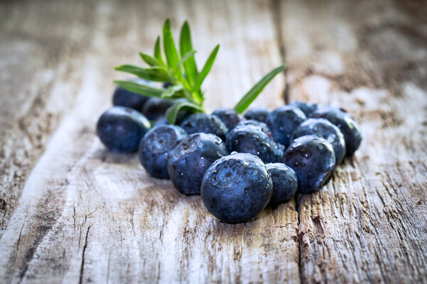 木板背景上的蓝莓