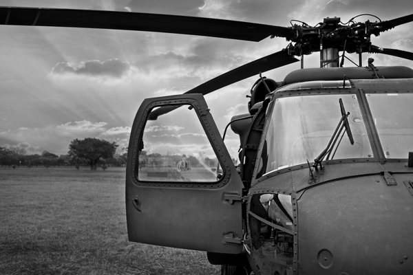 草地上的直升机图片