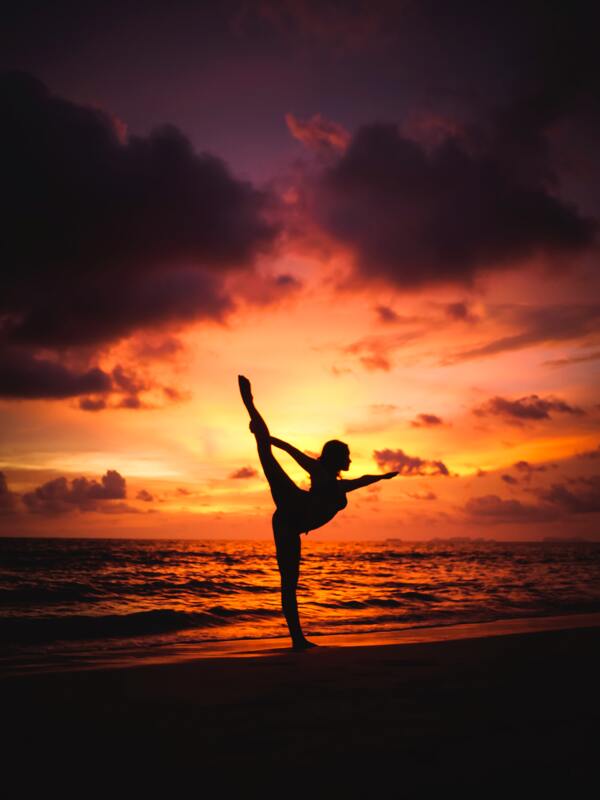 黄昏下海边做瑜伽的女人图片