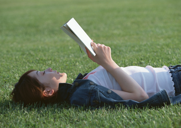 草地上看书女孩