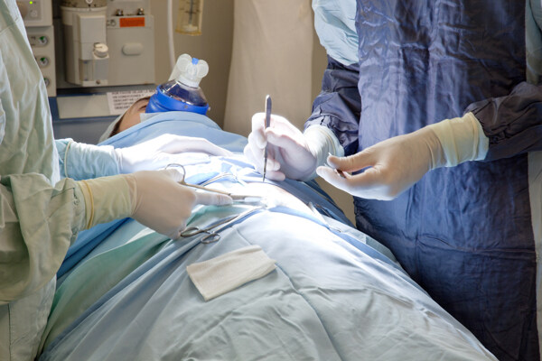 手术室给病人做手术的医生图片