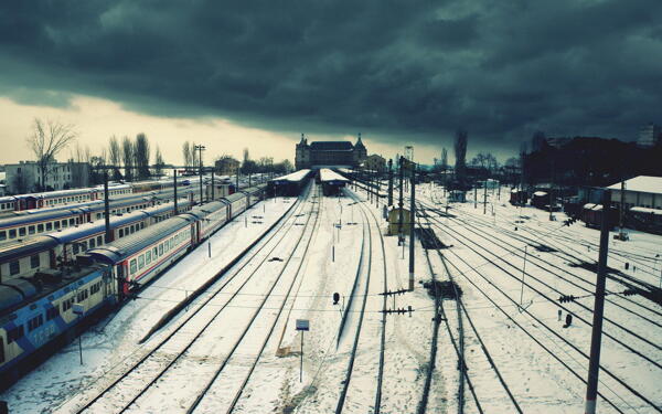 唯美的冬日铁路图片