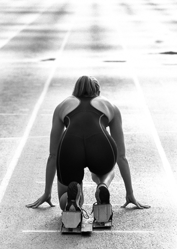 起跑女运动员图片