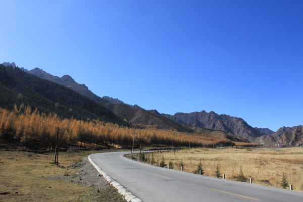 高山与道路背景素材