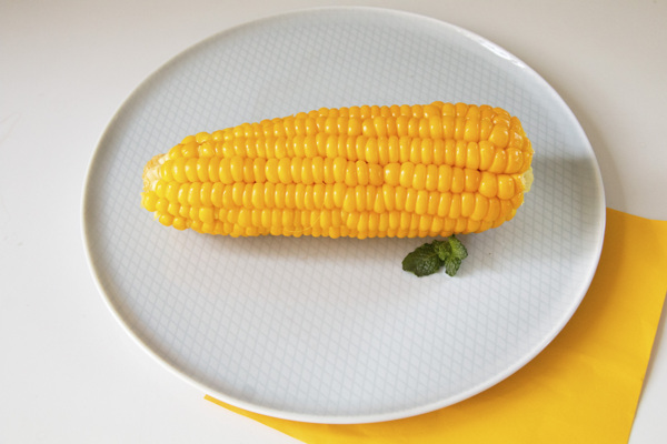 盘子里的黄色玉米图片