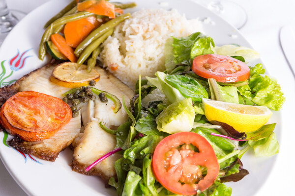鱼肉蔬菜和米饭图片