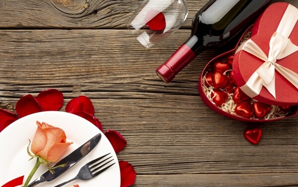 刀叉餐具与礼物盒红酒