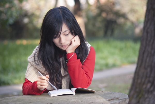 学习的大学女生图片