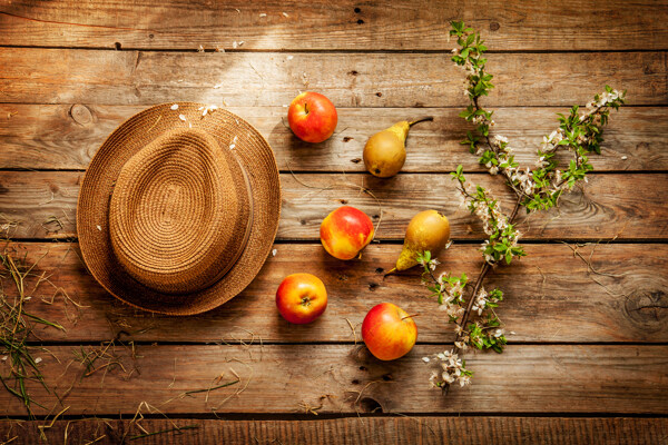 木板上的帽子水果图片