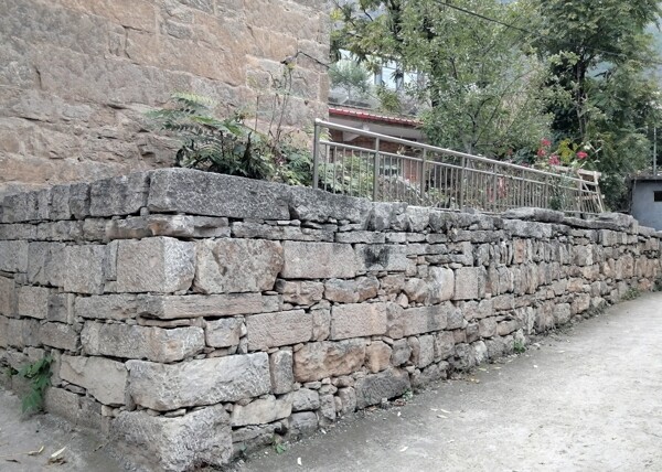 石头挡阻墙