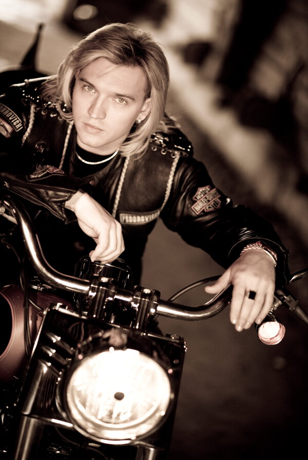 骑着摩托车的长发男模特图片